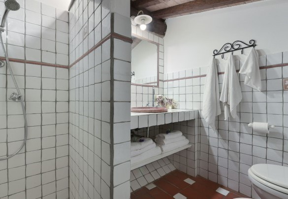 Bathroom n.5 with shower, en-suite to the bedroom n. 4 – Villa Ginestraio