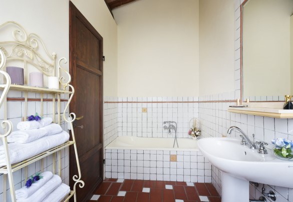 Bathroom n.2 with tube, en-suite to the bedroom n.1 – Villa Ginestraio