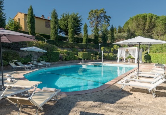 View of the swimming pool with sunbeds and umbrellas – Villa Ginestraio