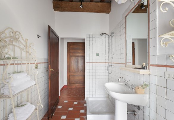 Bathroom n.1 with shower on the ground floor – Villa Ginestraio