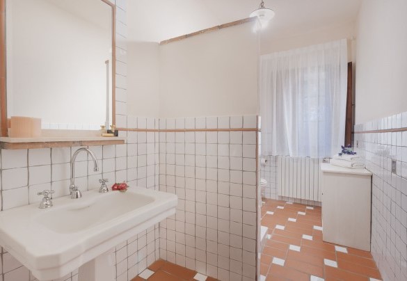 Bathroom n.1 with shower on the ground floor – Villa Ginestraio