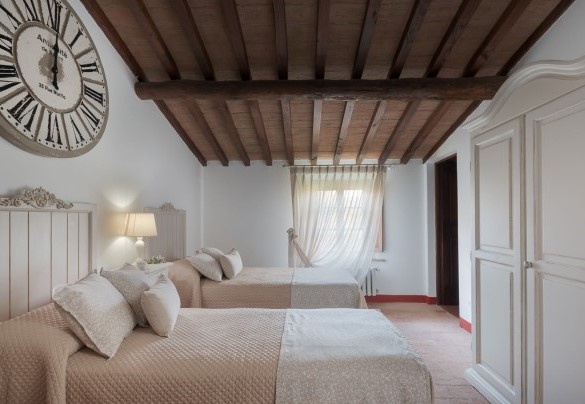 Twin bedroom n.5 with joinable beds with bathroom en-suite n.6 – Villa Ginestraio