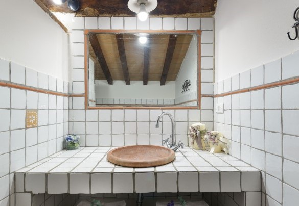Bathroom n.5 with shower, en-suite to the bedroom n. 4 – Villa Ginestraio
