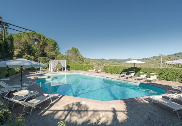 Swimming pool with indoor jacuzzi and a view of the Tuscan hills – Villa Ginestraio
