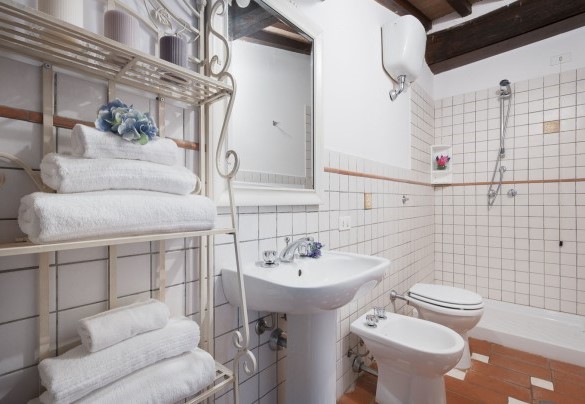 Bathroom n.6 with shower, en-suite to the bedroom n. 5 – Villa Ginestraio