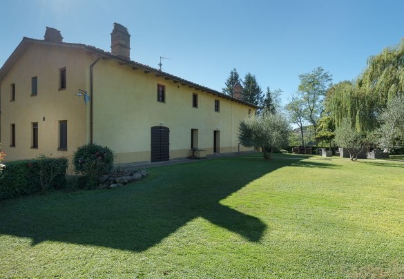The villa surrounded by green lawn – Villa Ginestraio
