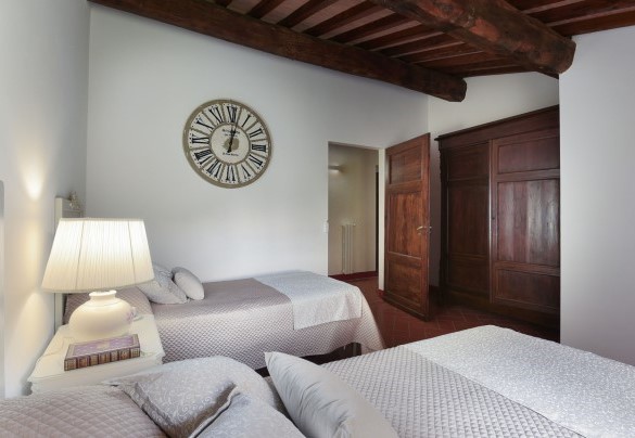 Twin bedroom n.4 with joinable beds with bathroom en-suite n.5 – Villa Ginestraio
