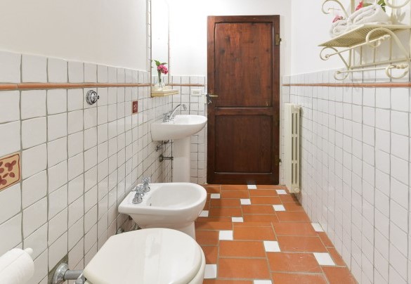 Bathroom n.3 with shower, en-suite to the bedroom n.2 – Villa Ginestraio