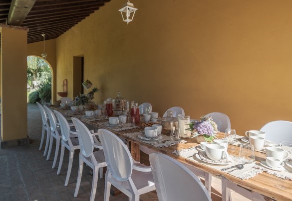 Table to eat outside under the porch next to the kitchen – Villa Ginestraio