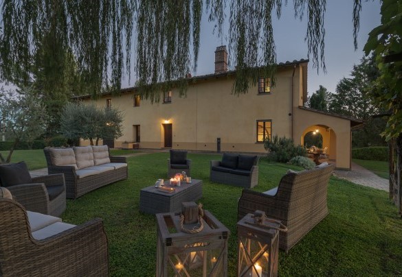 The living area at dusk – Villa Ginestraio