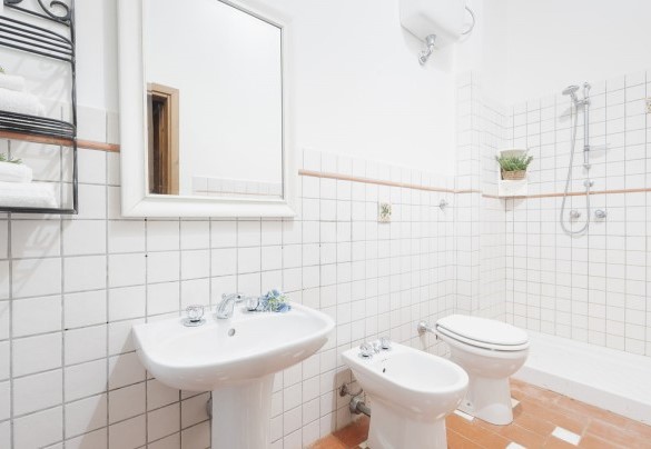 Bathroom n.7 with shower, en-suite to the bedroom n.6 – Villa Ginestraio