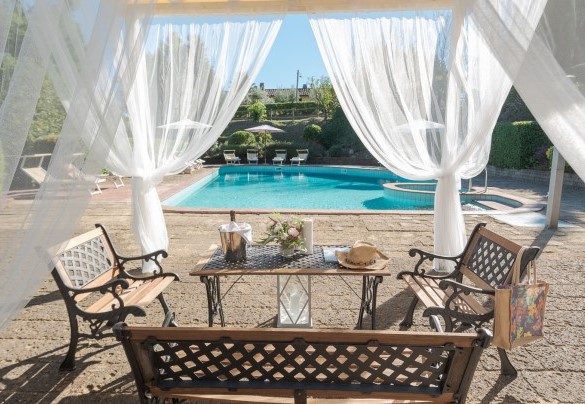 The pool-side gazebo furnished with a relax area – Villa Ginestraio