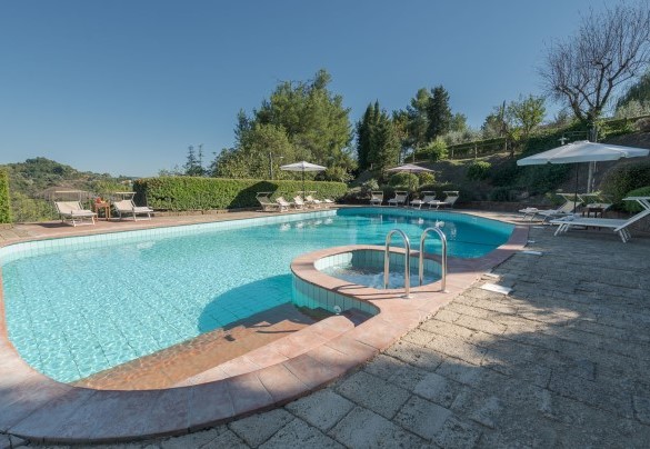 The large tufo solarium with large umbrellas and comfortable sunbeds – Villa Ginestraio