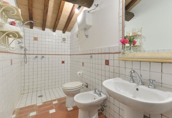 Bathroom n.3 with shower, en-suite to the bedroom n.2 – Villa Ginestraio