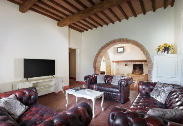The TV room furnished with comfortable sofas – Villa Ginestraio