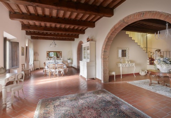 Elegant living area communicating with the entrance – Villa Ginestraio