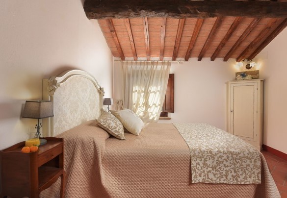 Double room n. 2 with French bed and en-suite bathroom n. 3 – Villa Ginestraio