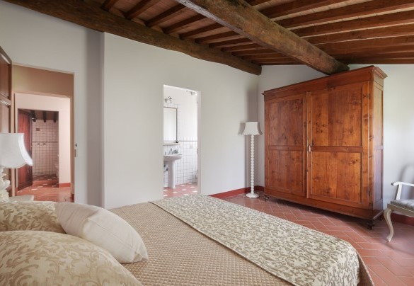 Double bedroom n.1 on the first floor with en-suite bathroom n.2 – Villa Ginestraio