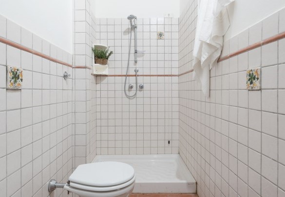 Bathroom n.7 with shower, en-suite to the bedroom n.6 – Villa Ginestraio