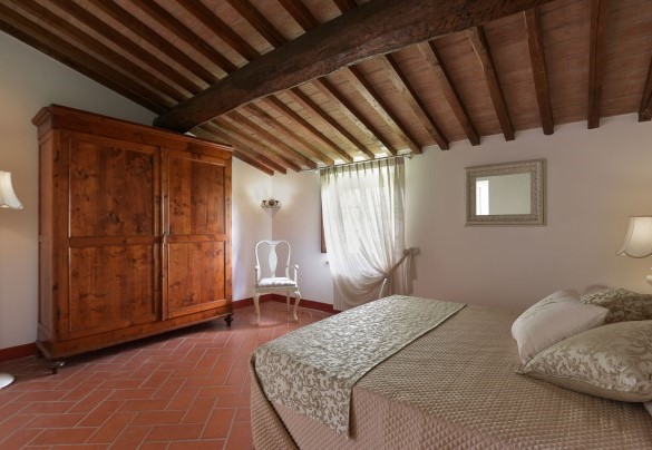 Double bedroom n.1 on the first floor with en-suite bathroom n.2 – Villa Ginestraio