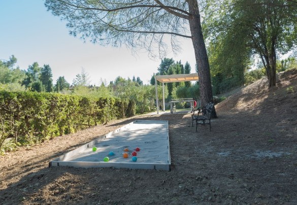 Sand bocce court in the shade of centuries-old pines – Villa Ginestraio