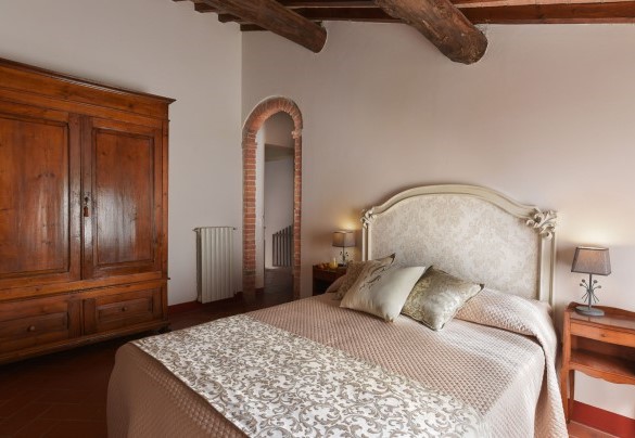 Double room n. 2 with French bed and en-suite bathroom n. 3 – Villa Ginestraio