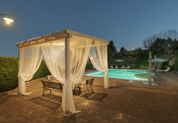 The romantic gazebo by the pool – Villa Ginestraio