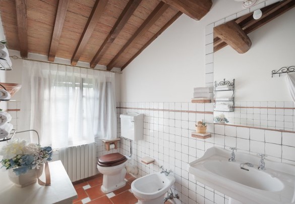  Bathroom n.8 with shower, en-suite to the bedroom n.7 – Villa Ginestraio