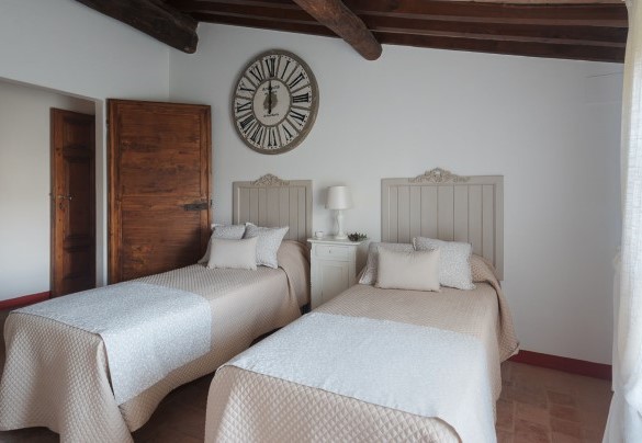 Twin bedroom n.5 with joinable beds with bathroom en-suite n.6 – Villa Ginestraio