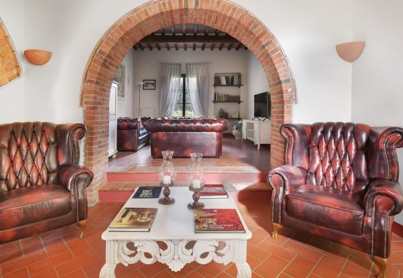 Living area communicating with the TV room – Villa Ginestraio 