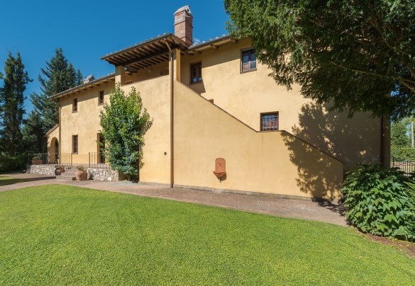 The villa surrounded by the green Tuscany hills – Villa Ginestraio