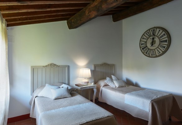 Twin bedroom n.4 with joinable beds with bathroom en-suite n.5 – Villa Ginestraio
