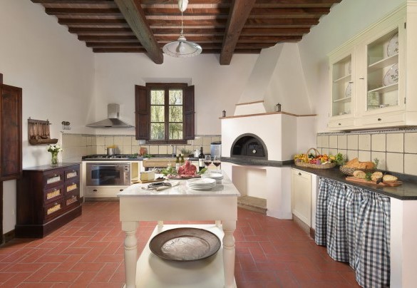 View of the large kitchen communicating with the portico – Villa Ginestraio