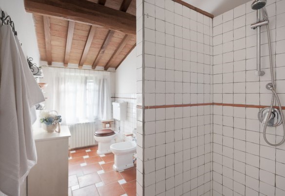 Bathroom n.8 with shower, en-suite to the bedroom n.7 – Villa Ginestraio