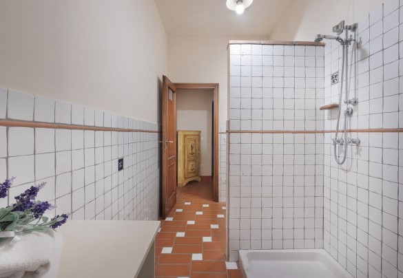 Bathroom n.4 with shower, en-suite to the bedroom n.3 – Villa Ginestraio