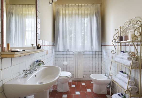 Bathroom n.2 with tube, en-suite to the bedroom n.1 – Villa Ginestraio