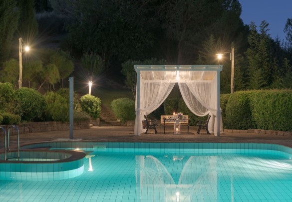 Evening atmospheres of the pool area – Villa Ginestraio
