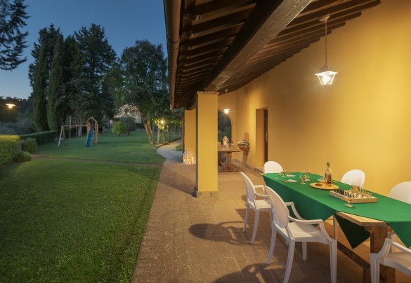 Outdoor play area in the portico for cheerful evenings – Villa Ginestraio