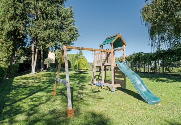 Children's play area a few steps from the living area – Villa Ginestraio
