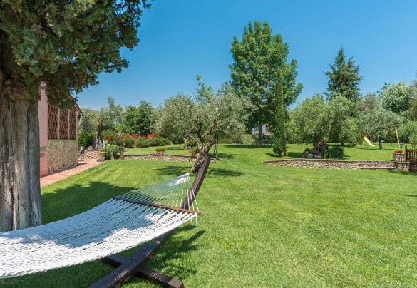 The well-kept garden surrounds the structure – Villa Gino 