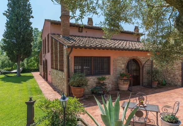 The main entrance with a relax area – Villa Gino 
