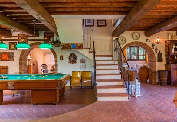 Open space with pool table and dining area – Villa Gino 