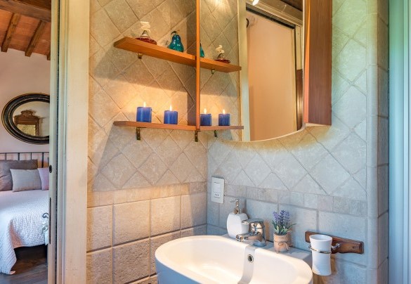 Bathroom with shower n.2, en-suite at the bedroom n.2 – Villa Gino 