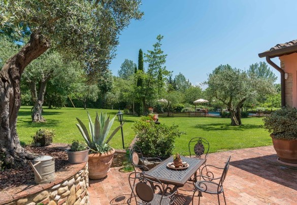 The living on the antique terracotta floor shaded by the olive tree – Villa Gino 