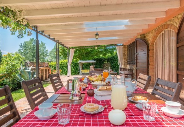 The porch with outdoor dining area and brick barbecue – Villa Gino 