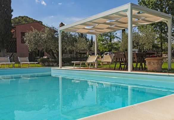 The gazebo shading the poolside living area - Villa Gino 