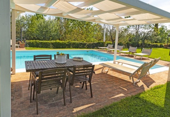 Detail of the well-equipped solarium to guarantee full relaxation and privacy - Villa Gino 