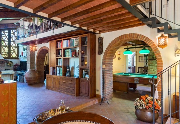 Open space with pool table and dining area – Villa Gino 