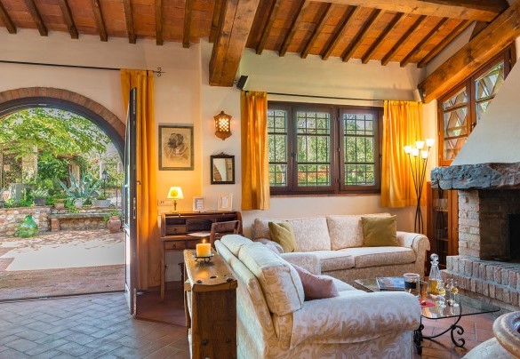 Seating space with ornamental fireplace and Tv – Villa Gino 