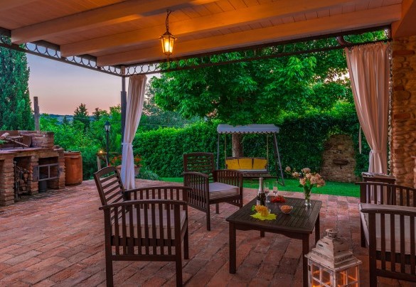 The porch with outdoor living and brick barbecue – Villa Gino 